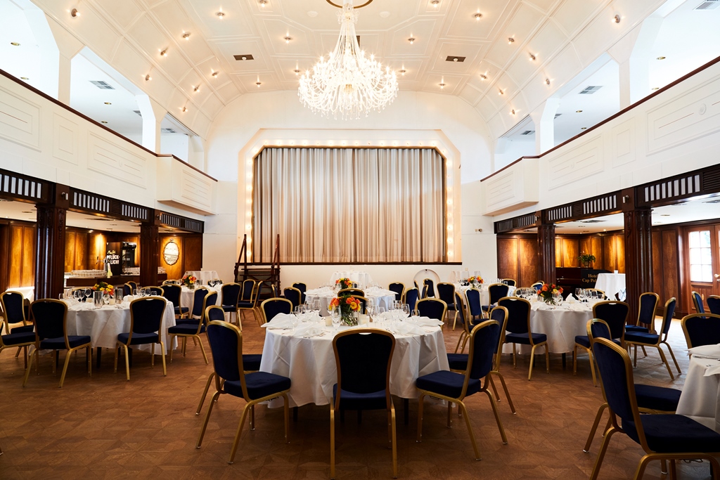 Historischer Ballsaal des Hotel Cap Polonio mit gedeckten Tischen, Kristallleuchter und Tanzparkett, sowie Bühne und Empore. Er ist nutzbar für Bankette, Hochzeiten, Geburtstage, Ausstellungen, Theatervorstellungen, Konzerte, Bälle und andere Veranstaltungen. Große Teile der Einrichtung stammen aus dem Passagier-Dampfschiifes Cap Polonio.