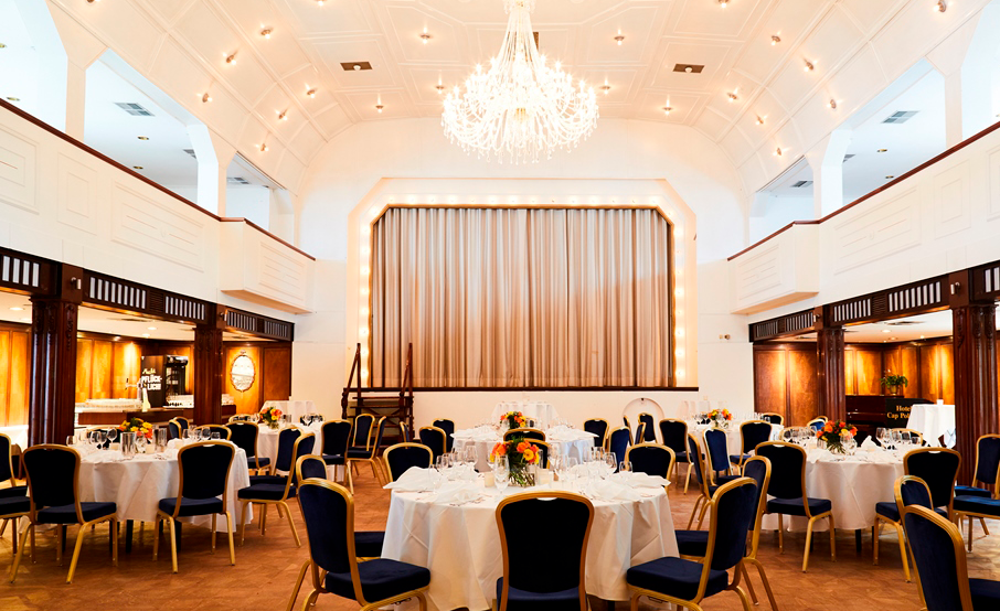 The historic ballroom of the Hotel Cap Polonio with laid tables, crystal chandeliers and a dance floor, as well as a stage and gallery. It can be used for banquets, weddings, birthdays, exhibitions, theatre performances, concerts, balls and other events. Much of the furnishings come from the passenger steamship Cap Polonio.